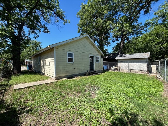 Building Photo - COMING SOON! Cute 3 Bedroom, 1 Bath Close to Downtown San Antonio.