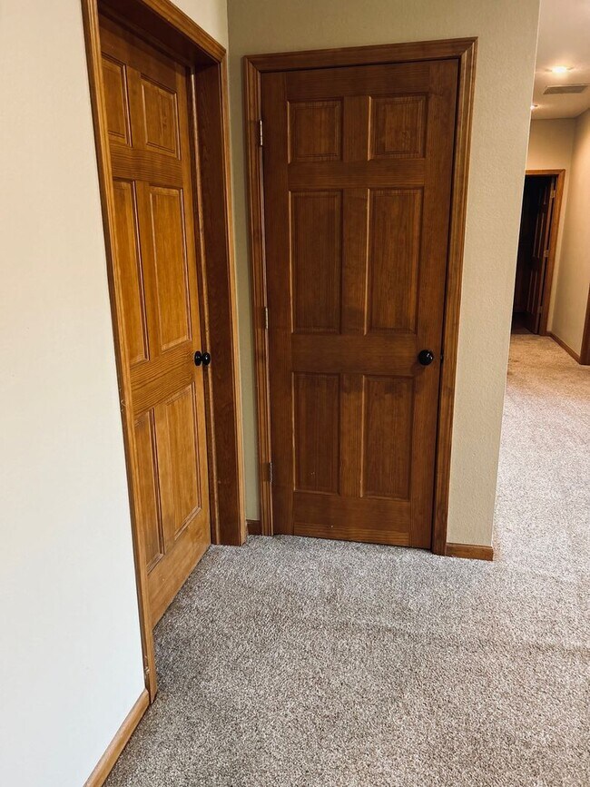 Building Photo - Gorgeous Home Located on Rivercut Golf Cou...