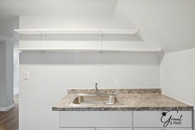 Building Photo - 1613 Virginia Park St