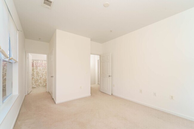 Building Photo - 3 level 2 BR 2BA condo in Fairfax Ridge