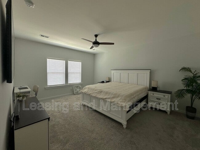 Building Photo - 125 Trumpet Vine Dr