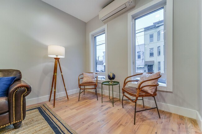 Building Photo - 133 Griffith St