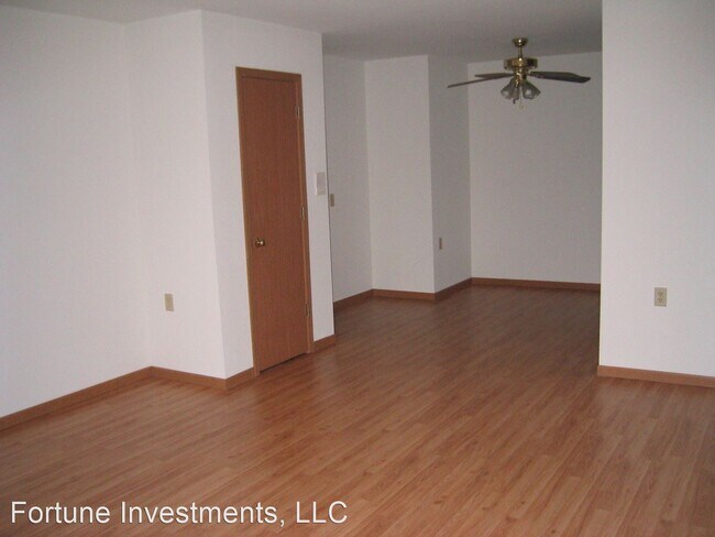 Building Photo - 2 br, 1 bath Apartment - 6522-28 Lake Rd 6...
