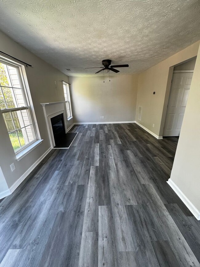 Building Photo - Newly renovated 3 bed/ 2.5 bath near Nasvh...