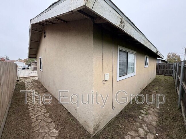 Building Photo - 737 S Spruce St