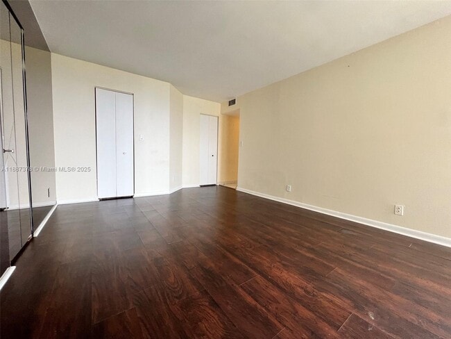 Building Photo - 18181 NE 31st Ct
