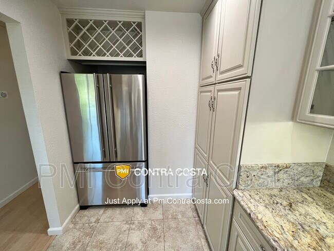 Building Photo - 409 Camelback Rd