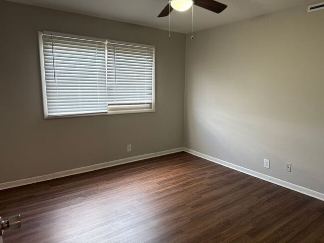 Building Photo - Remodeled 1 Bedroom Apartment!!! Walk to the Square or Steps from Sumner Regional Hospital