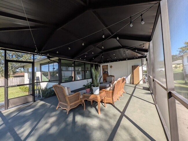 Building Photo - Gorgeous 3/2/2 Home, Great Location