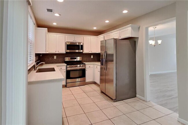 Building Photo - 596 Lullingstone Dr SE