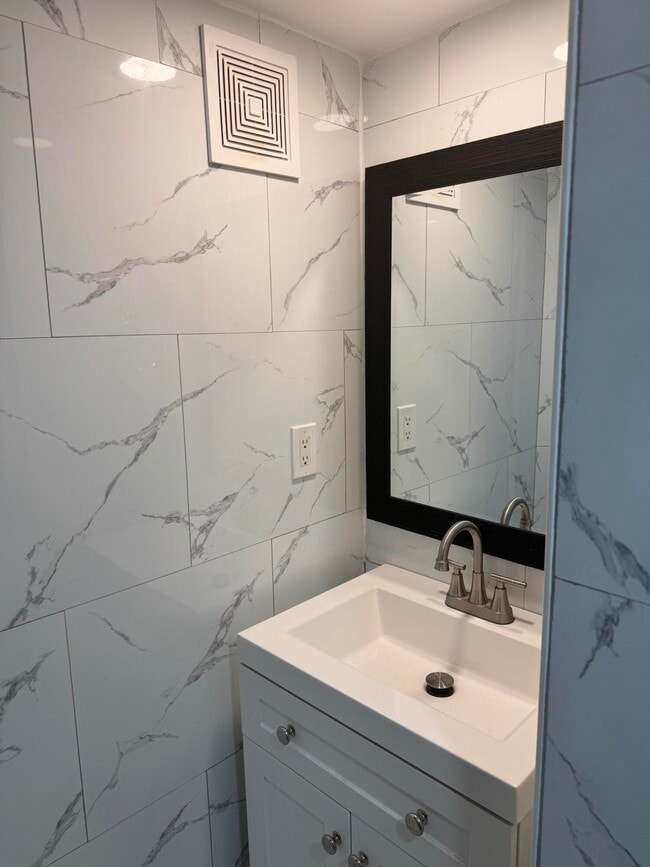 Building Photo - 7820 S Colony Cir