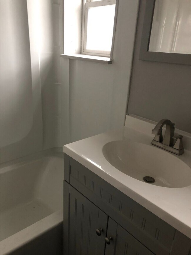 Building Photo - Highland Park - 3 BR 1st Floor Duplex, Rem...