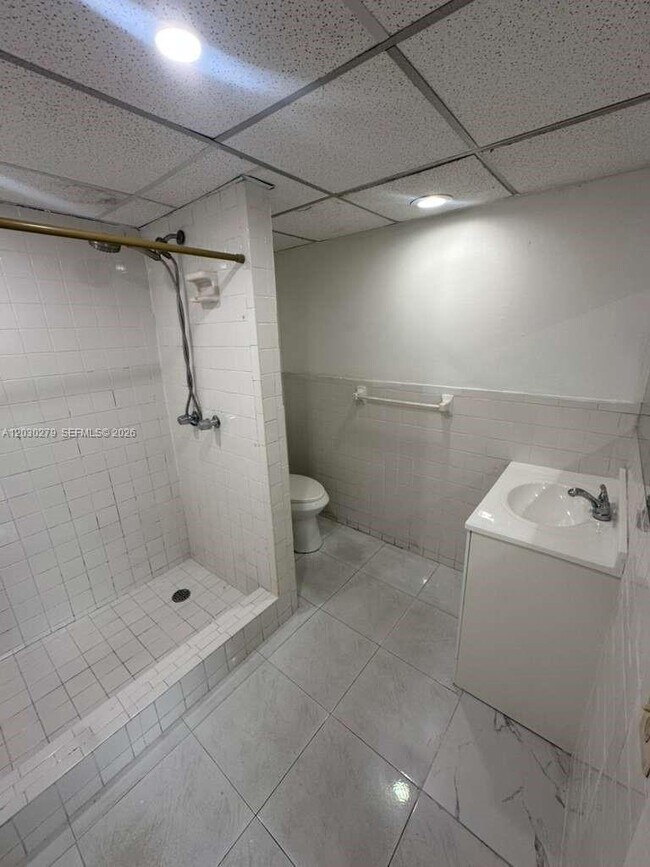 Building Photo - 10000 NW 80th Ct