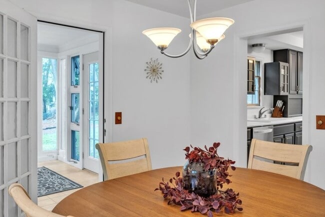 Building Photo - Charming 2 Bed 2 Bath House in the Heart o...