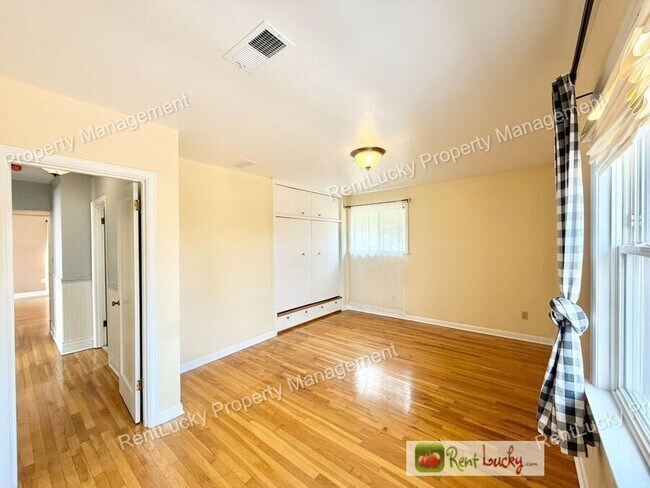 Building Photo - 1612 Markham Ave NE