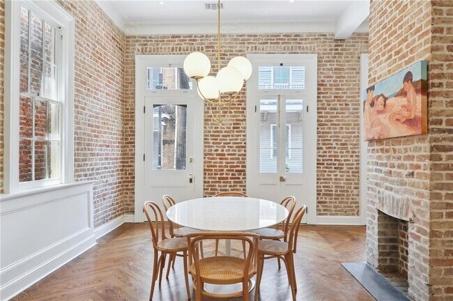 Building Photo - 810 Bourbon St