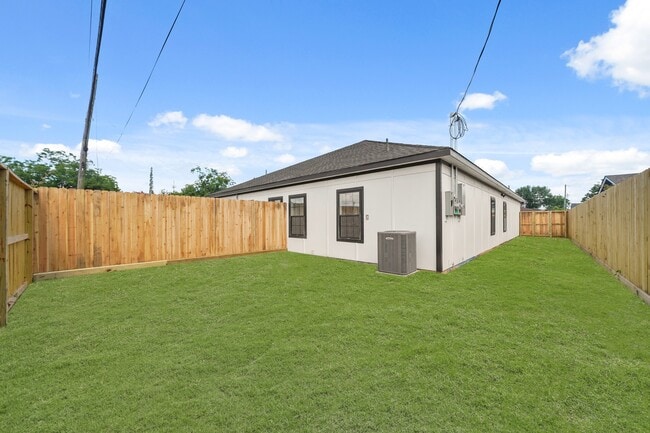 Building Photo - 6206 Lyndhurst Dr