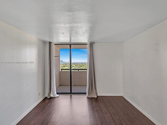 Building Photo - 2555 Collins Ave