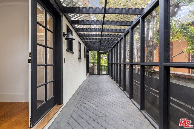 Building Photo - 521 Westbourne Dr