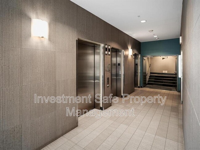 Building Photo - 300 W Beech St