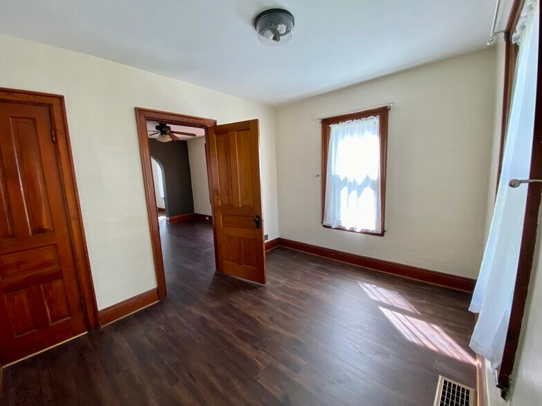 Bedroom - 90 N Cayuga Rd