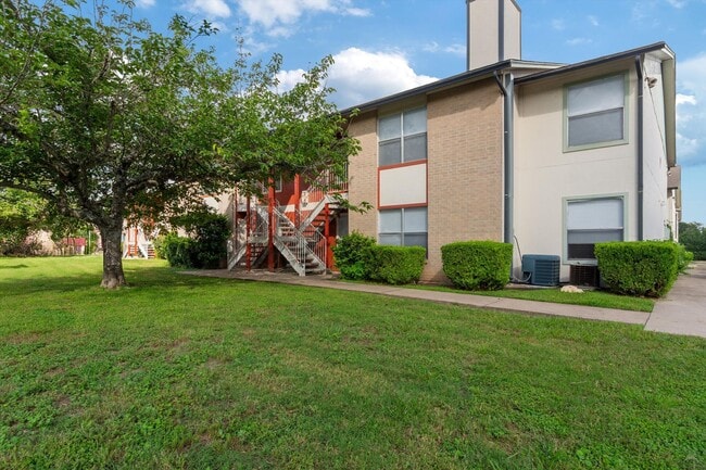 Building Photo - 205 5th St