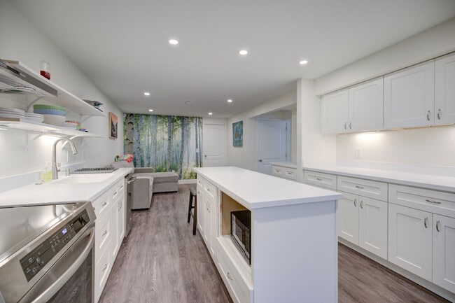 Building Photo - Single Apartment (brand new)