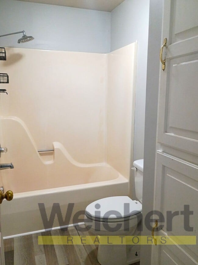 Building Photo - Spacious 3 bedroom home with attached garage