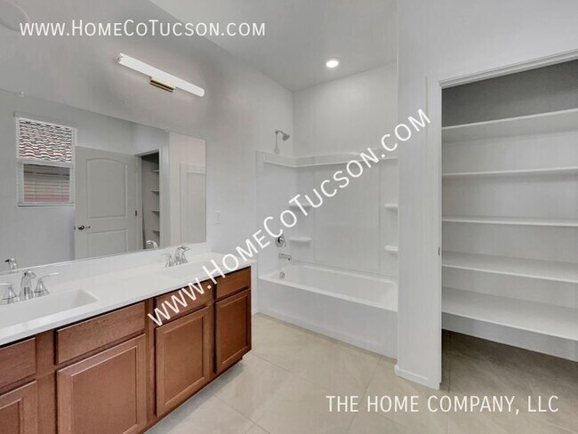 Building Photo - 5618 W Monterey Dr