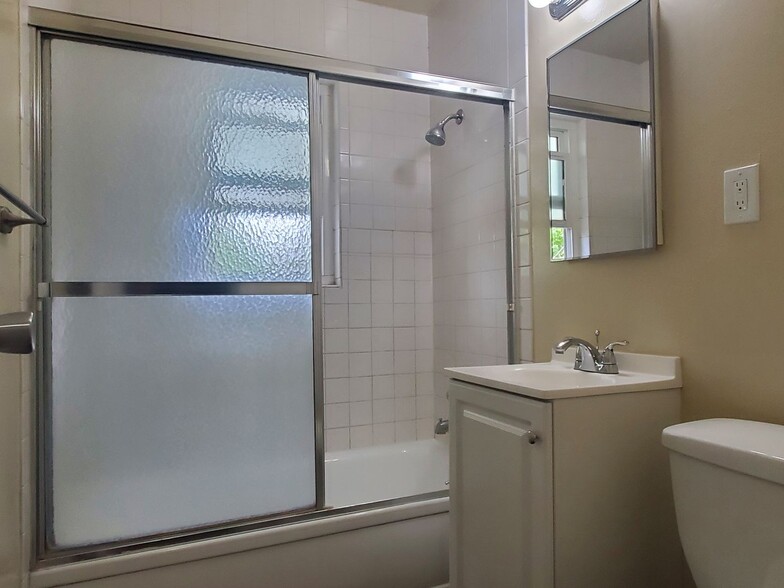 Building Photo - 511-523 E Reed St