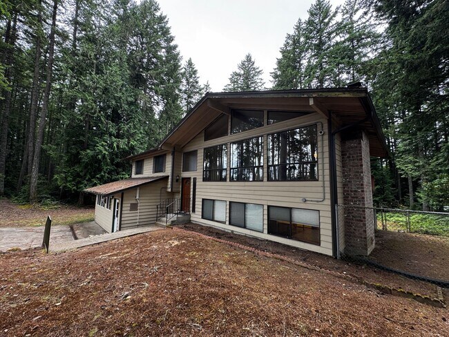 Building Photo - Silverdale Split-Level Home with Bonus Are...