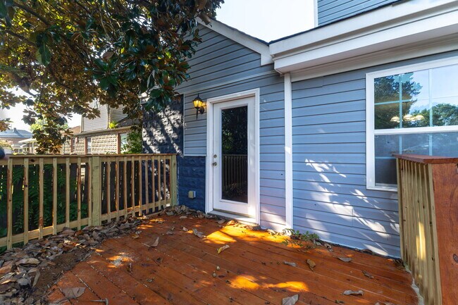 Building Photo - 1065 Lindenwood Ave