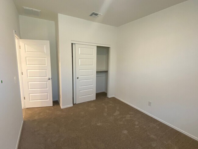 Building Photo - Beautiful Newer Build 3 Bed/2 Bath with Den in Rancho Cabrillo