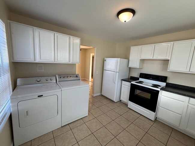 Building Photo - 304 W Chicago St