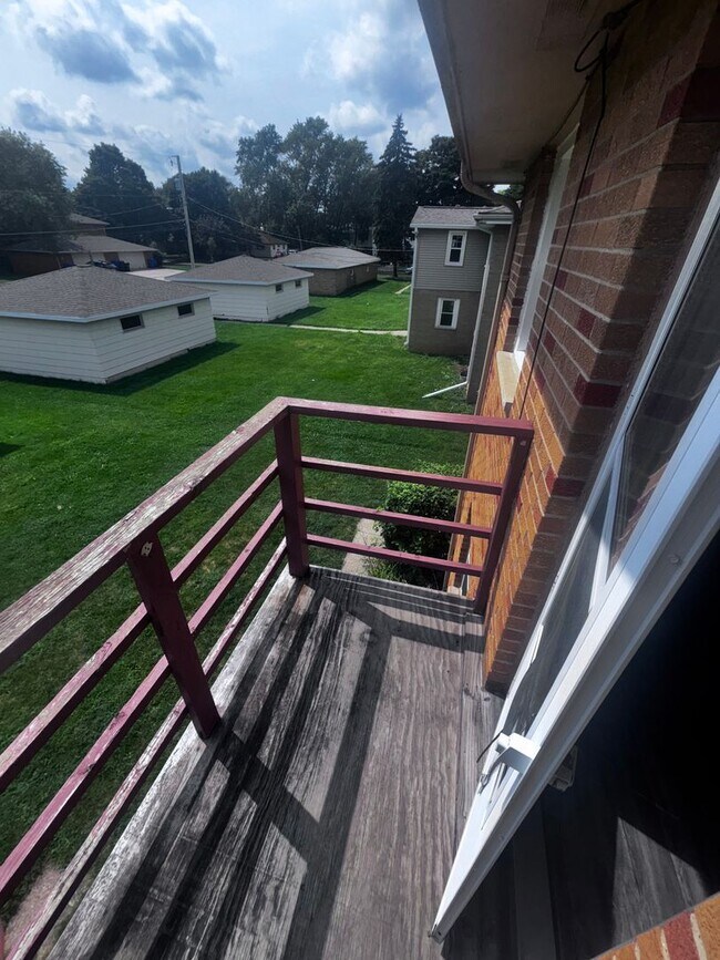 Building Photo - 1727 Silvercrest Dr