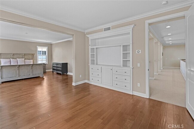 Building Photo - 1009 Newhall Terrace