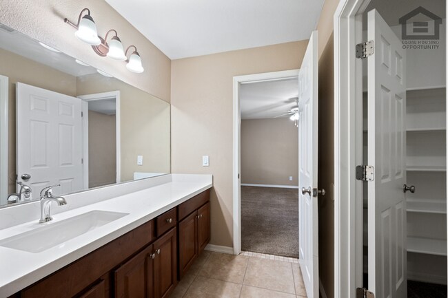 Building Photo - 3Bed/2Bath House at Thunderbird/59th Ave! Ready for Immediate Move-In! – RV GATE!