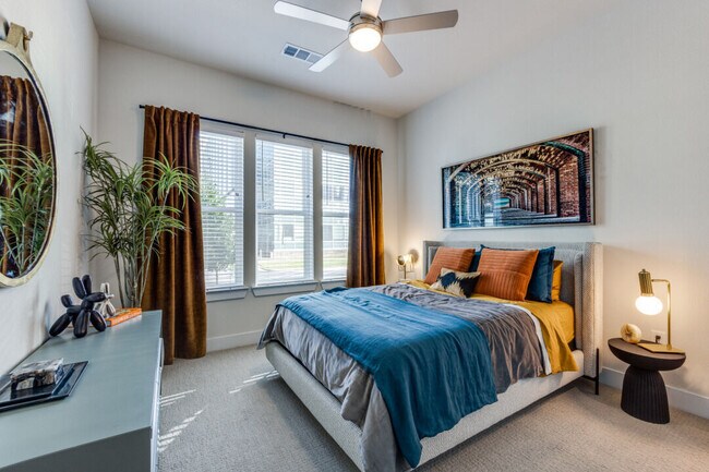 Building Photo - Lenox Oaks