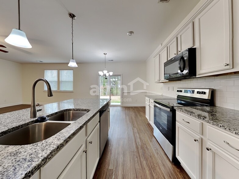 Building Photo - 105 Doral Blue Dr