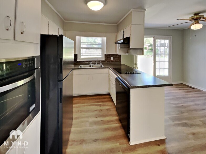Building Photo - 877 Twin Lake Dr NE