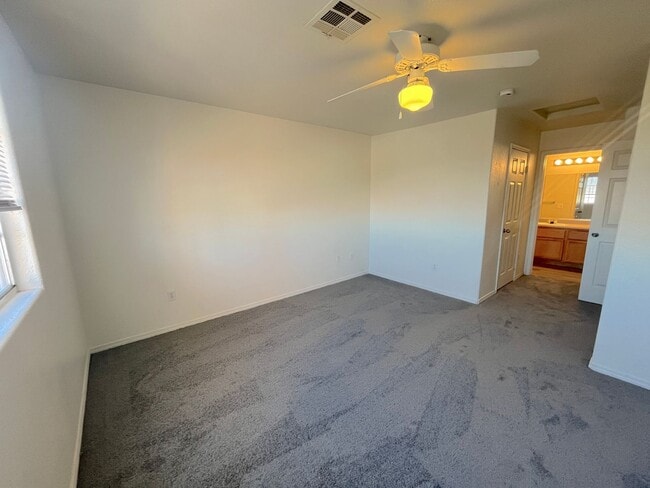 Building Photo - SPACIOUS AND BRIGHT 2 bed/2 bath In gated community