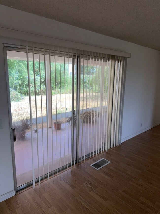 Building Photo - Charming 3-bedroom, 2-bathroom home is nes...