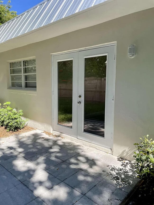 Building Photo - 1604 SE Apache Ave