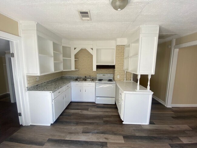 Building Photo - **ON HOLD**3 Bedroom / 2.5 Bathroom Home for Rent in East Columbus, GA***