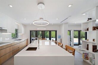 Building Photo - 1117 Alfonso Ave