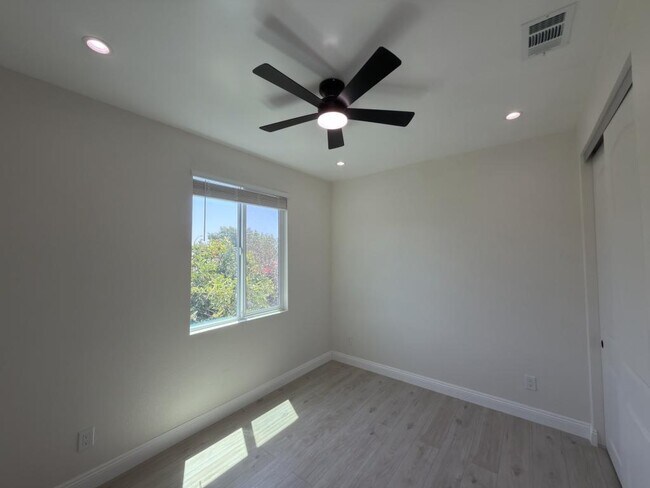 Building Photo - 5337 Saxon St