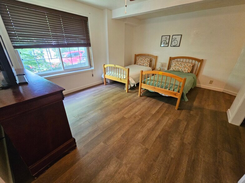 large downstairs room - 3 Morris Ln
