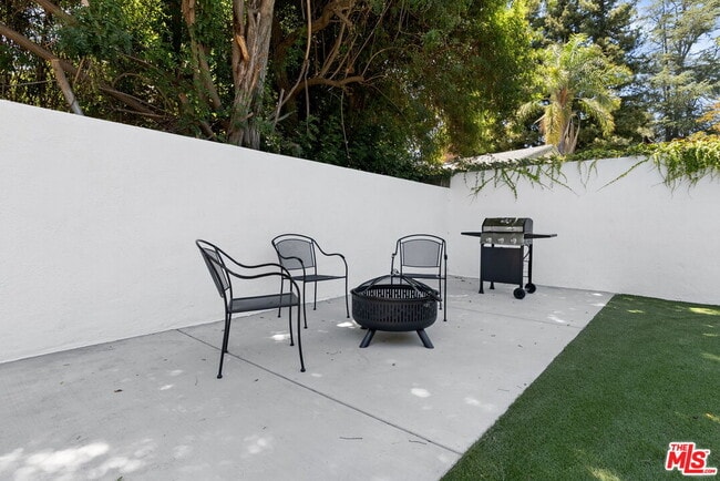 Building Photo - 5543 Fallbrook Ave