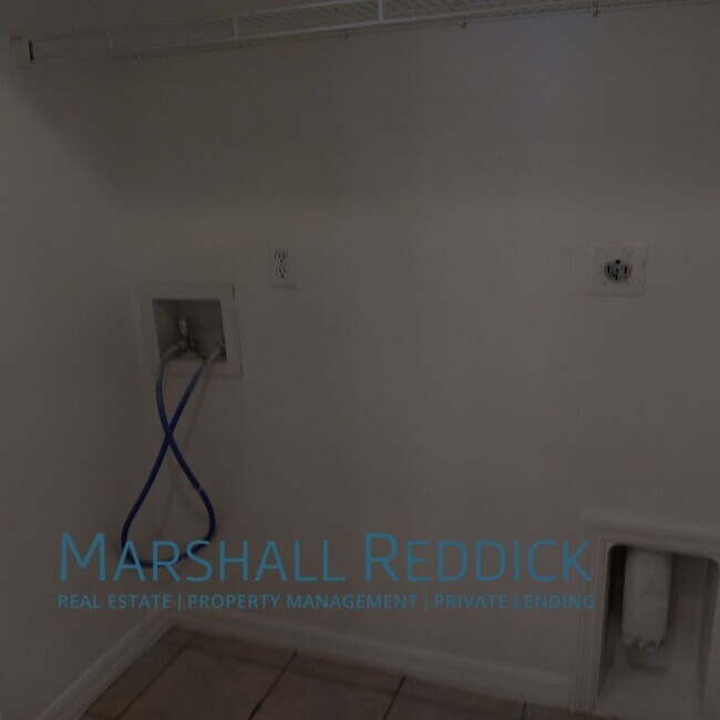 Building Photo - Pool Home 3 Bedroom,with a Den 2 Bath in d...