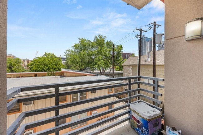 Building Photo - 711 W 26th St